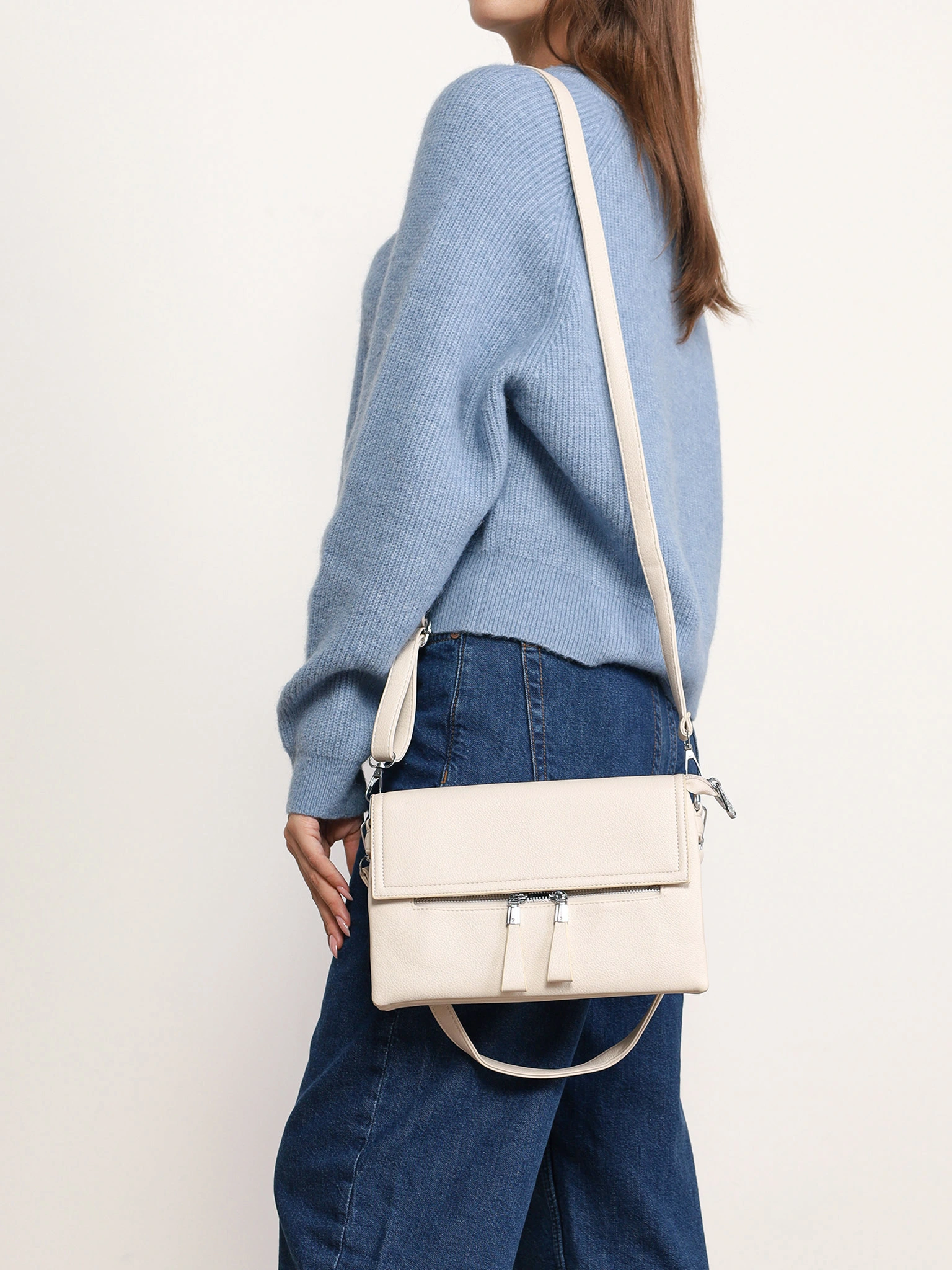 Сумка-кроссбоди со съемной ручкой и декоративными пуллерами в ассортименте